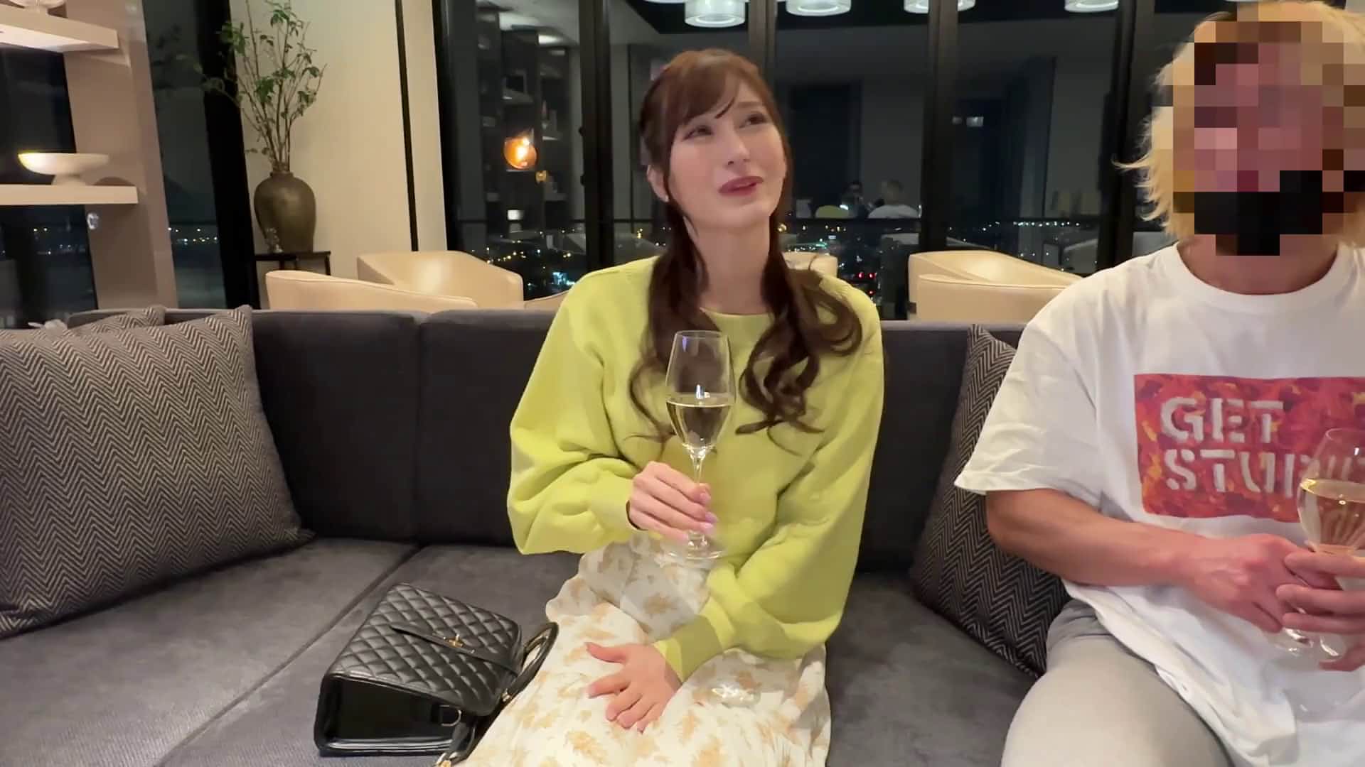  横浜セレブ妻 えり 31歳 東京から来たヤリチン男たちと浮気3p汗だく中出しハードsex - 1of5
