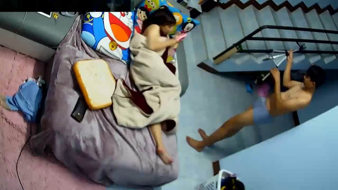 居家攝像頭黑客破解拍攝到的年輕情侶在樓梯口的沙發床上愛愛 有點猛幹得尖叫受不了啦 720p高清
