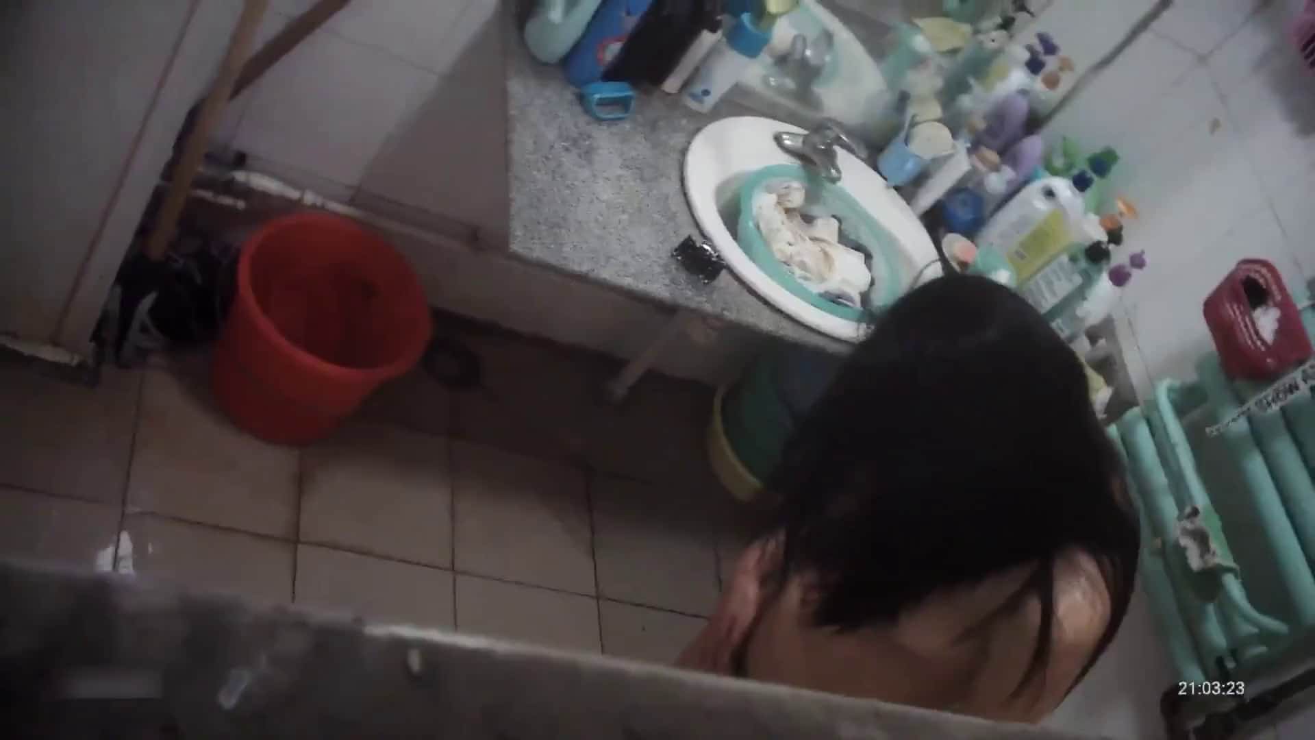 精品推薦 出租屋窗戶邊手機拍攝到的衛生間裏苗條身材打工妹子沐浴更衣 雪白肌膚堅挺美乳看得讓人欲火焚身 1080p高清原版