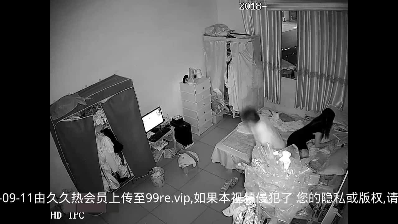 居家攝像頭黑客破解拍攝到的白領小夫妻臥室裏啪啪打炮 看樣子如飢似渴好久沒有操了 720p原版高清