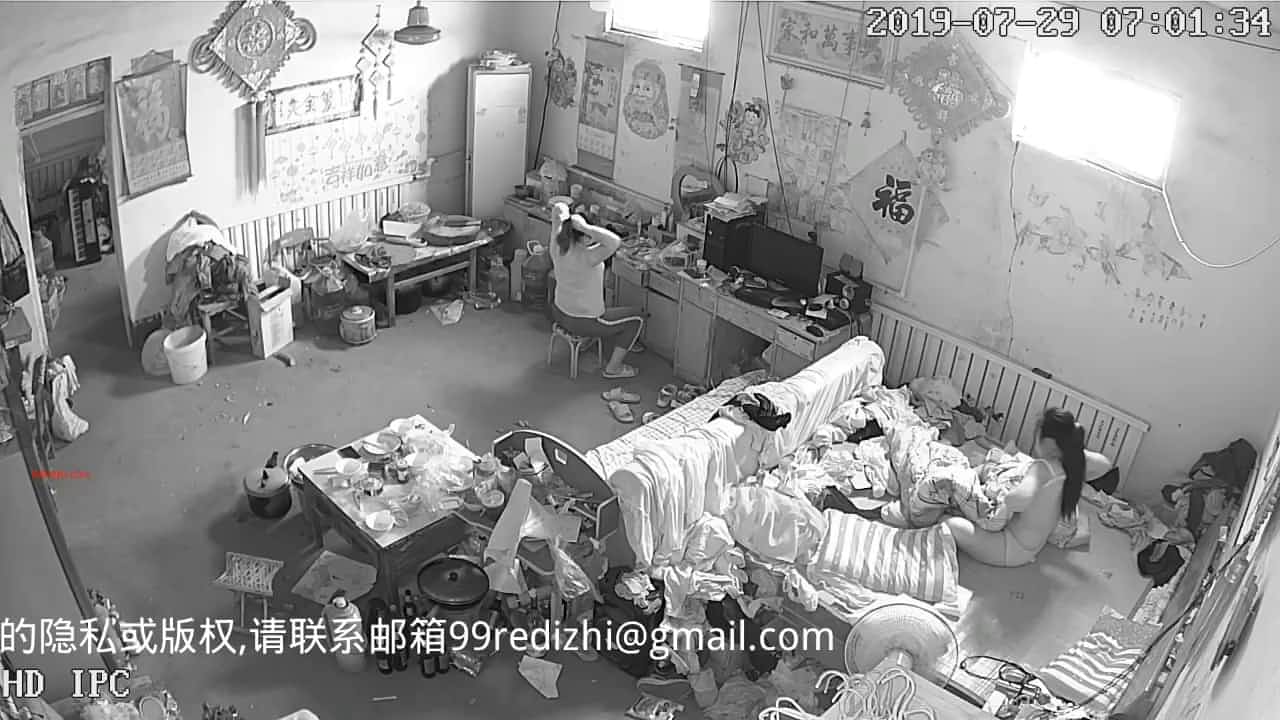 最新流出居家攝像頭黑客破解拍攝到的合租大奶妹子手機裏邊看a片邊自慰 高潮一波接著一波 720p高清原版