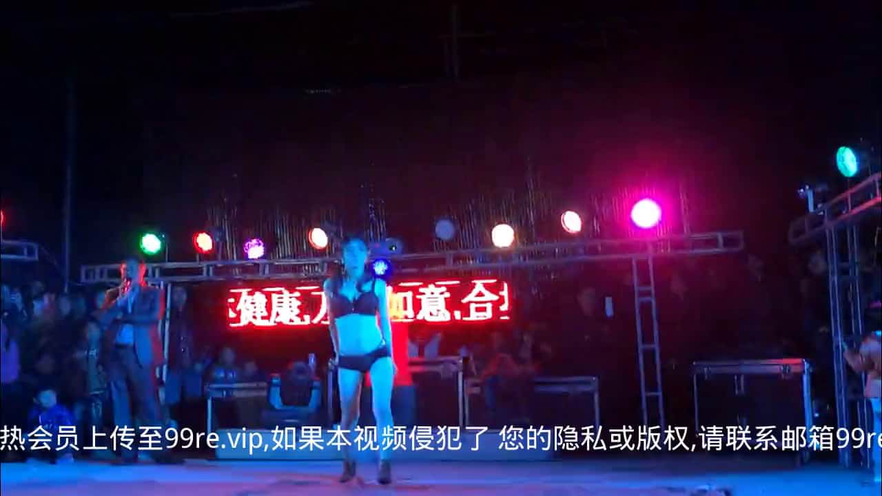 現場實拍鄉村劇場火爆裸體艷舞表演 身材顏值不錯與臺下激情互動挑逗 場面淫蕩刺?