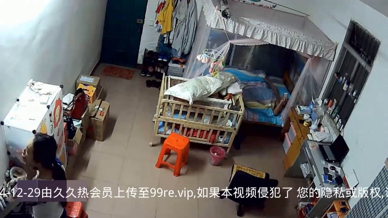 出租屋攝像頭黑客破解拍攝到的剛生完小孩的肥臀小少婦在男人面前換內褲 720p高清