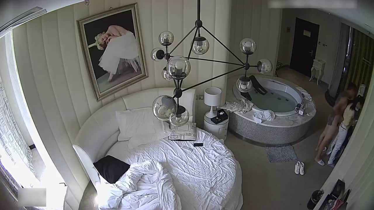 精品特色房偷拍气质漂亮的美艳少妇被经验丰富技巧到位的情人玩的欲死欲仙,高潮不断呻吟,差点没把她搞虚脱!