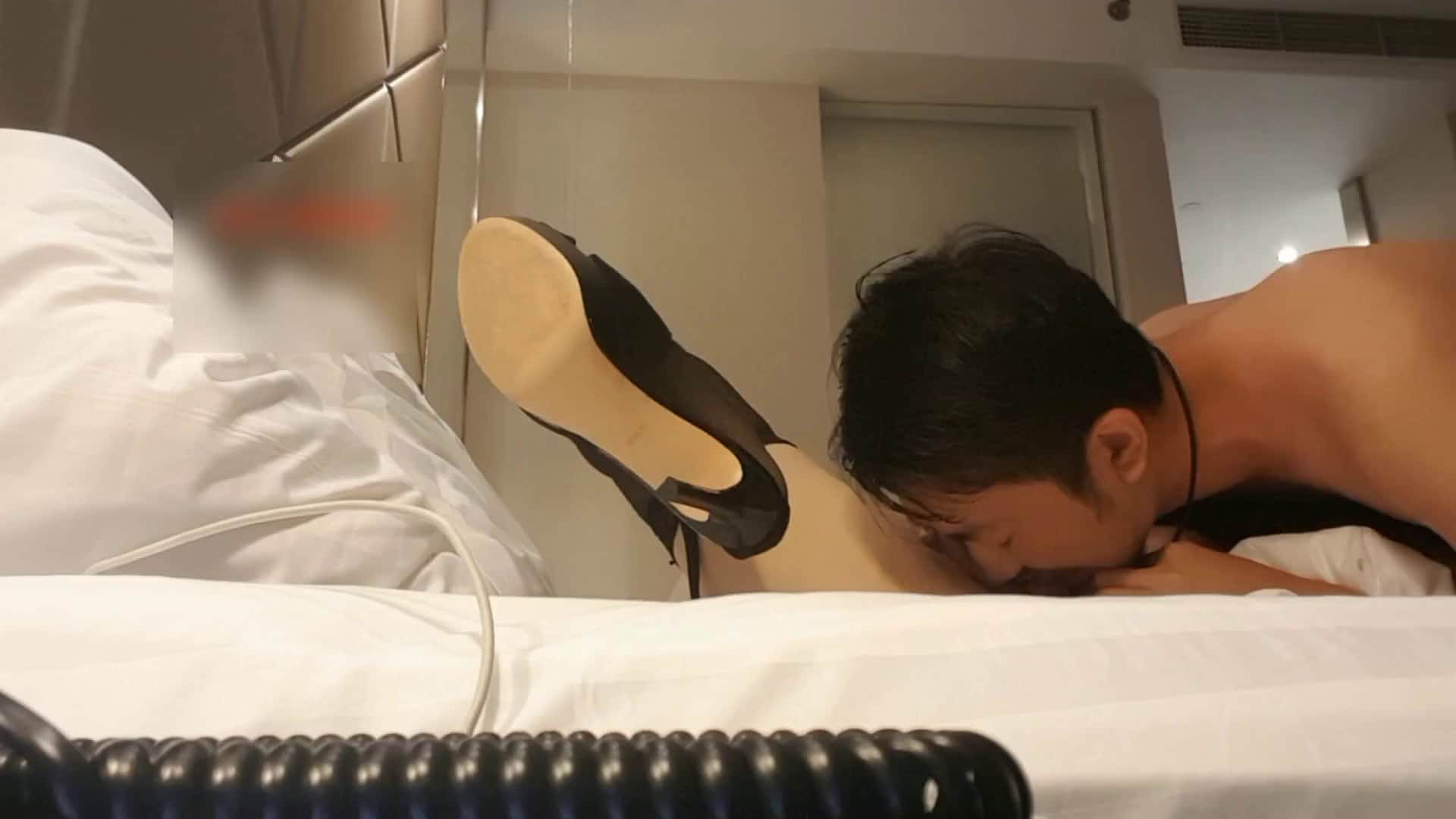新婚小夫妻蜜月性愛啪啪自拍不慎流出 美乳黑絲高跟 舔的粉嫩小穴淫水直流 露臉1080p高清