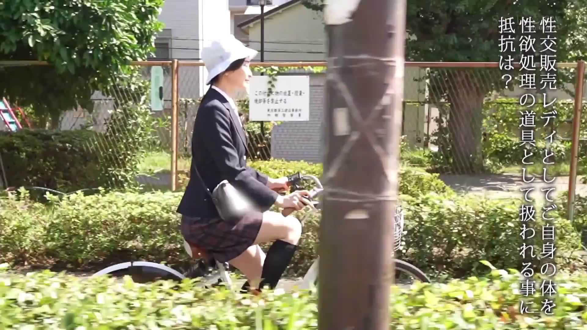  反り勃ったチ〇ポと溜まった精液を毎日笑顔で舐めとってくれる性交販売レディ本庄さんに密着 本庄鈴 - 1of5