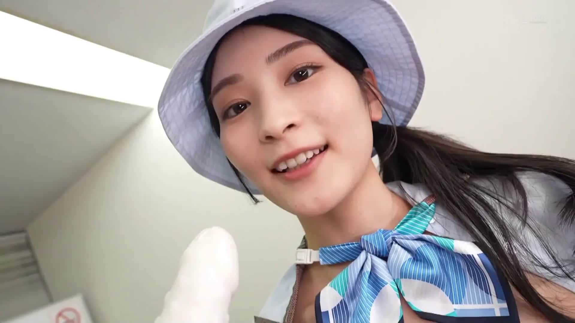  反り勃ったチ〇ポと溜まった精液を毎日笑顔で舐めとってくれる性交販売レディ本庄さんに密着 本庄鈴 - 3of5
