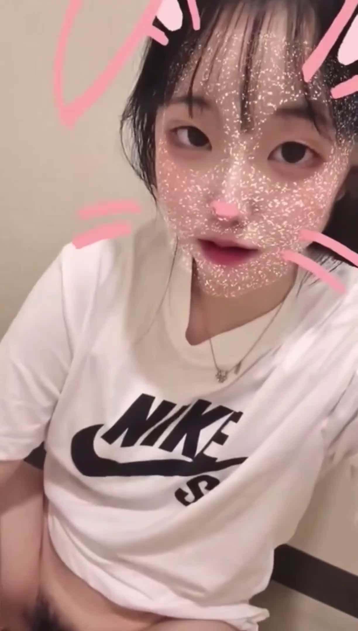 韩国超嫩学妹秀贞，自慰自拍，爽到喷水！
