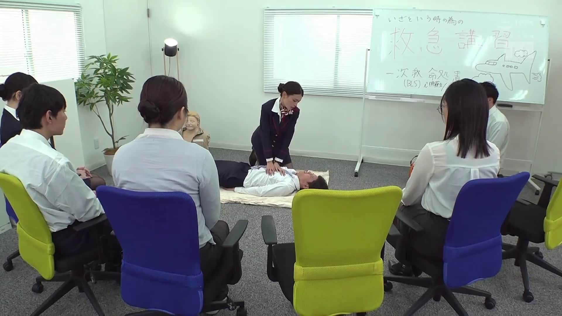  黑丝大屁股的淫荡空姐为年轻男性员工进行舔吮讲座 橘メアリー【破解】 - 1of5