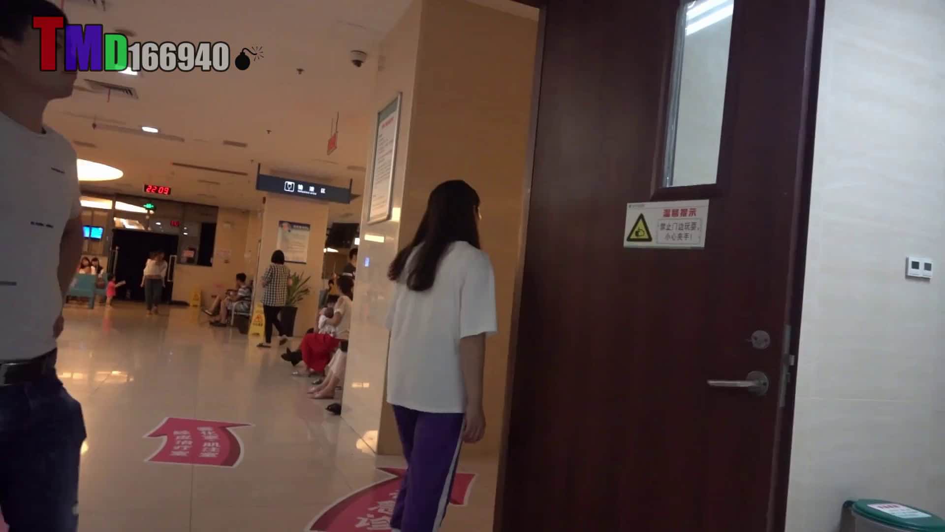 某醫院公共衛生間拍攝到的各式美女少婦如廁 其中有個妹子蠢萌蠢萌的看起來好可愛 露臉高清