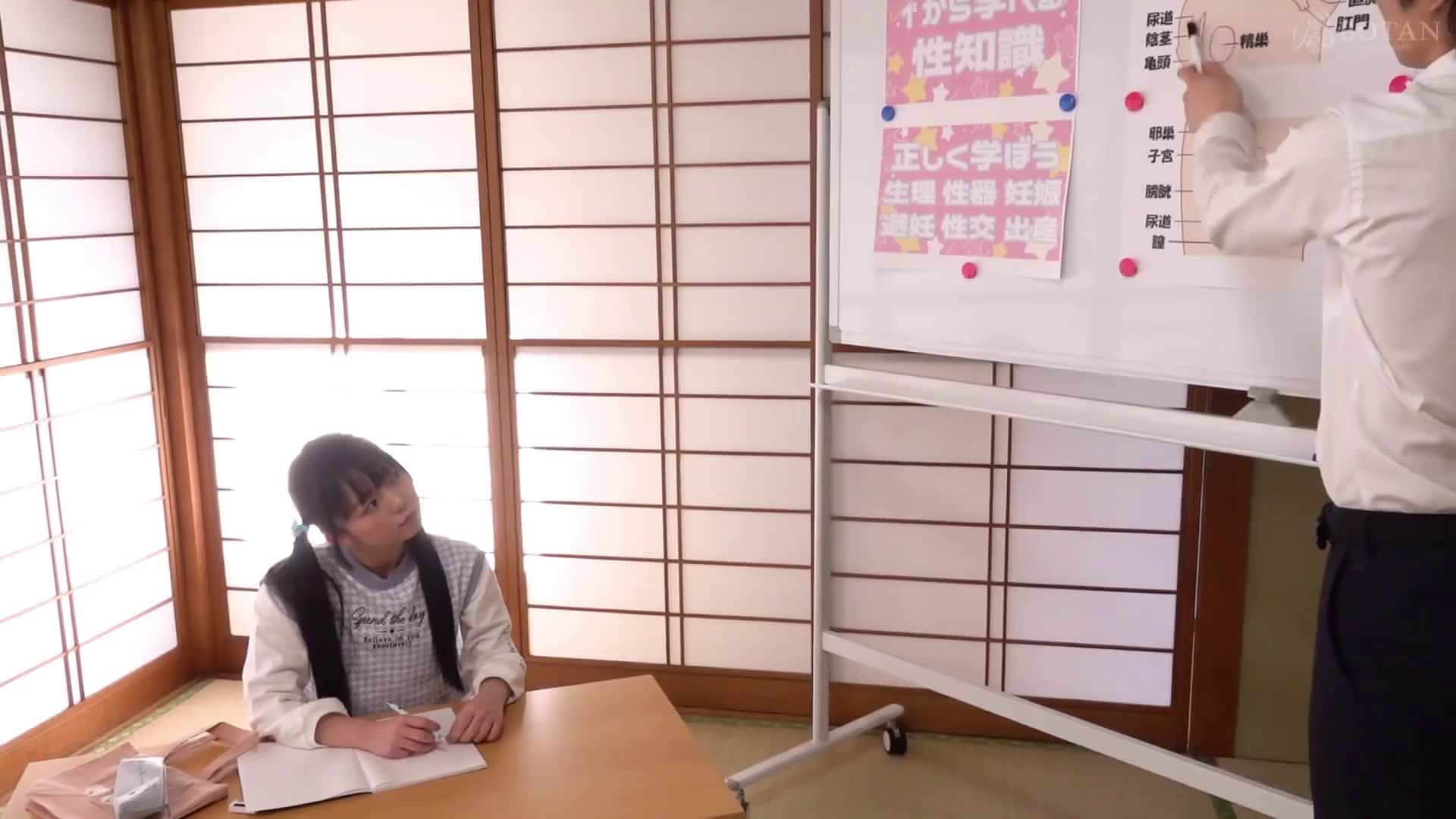  小さい生徒さんにエッチな事を教えるスクールにやってきた無垢なフリしたざぁーこな淫乱娘 泉りおん - 1of5