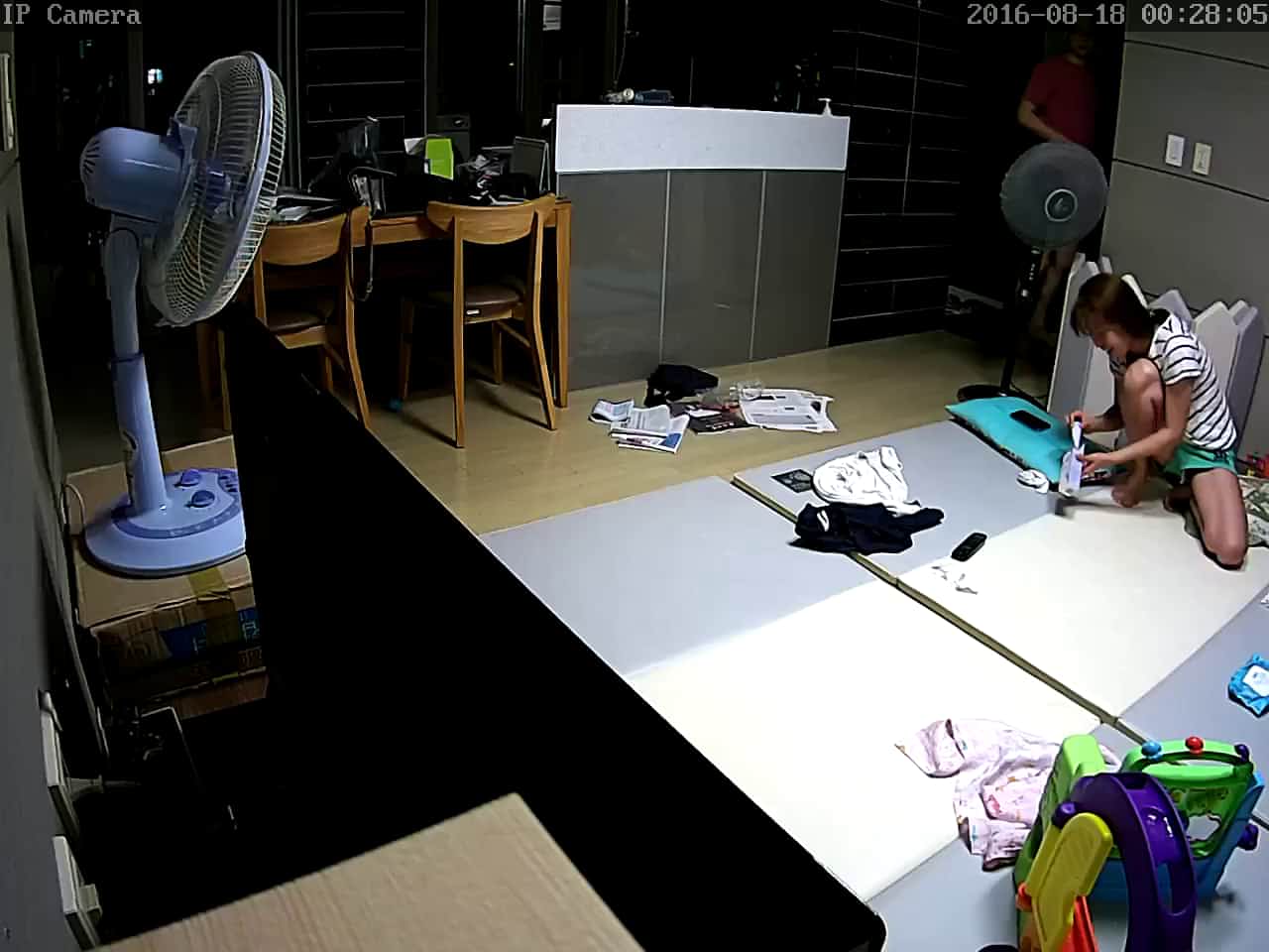 家庭攝像頭破解拍攝到的火辣小夫妻客廳裏邊看電視邊操 扒光衣服主動張開雙腿配合幹得呻吟聲不斷 露臉高清
