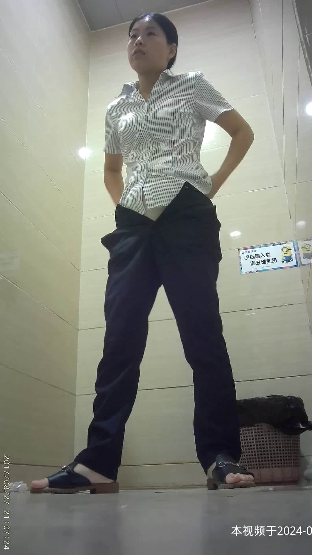 某大型商場公共衛生間拍攝到的各式美女如廁 有個戴著大金鏈子的小姐姐很仔細的摩擦陰唇很大的毛穴 1080p高清