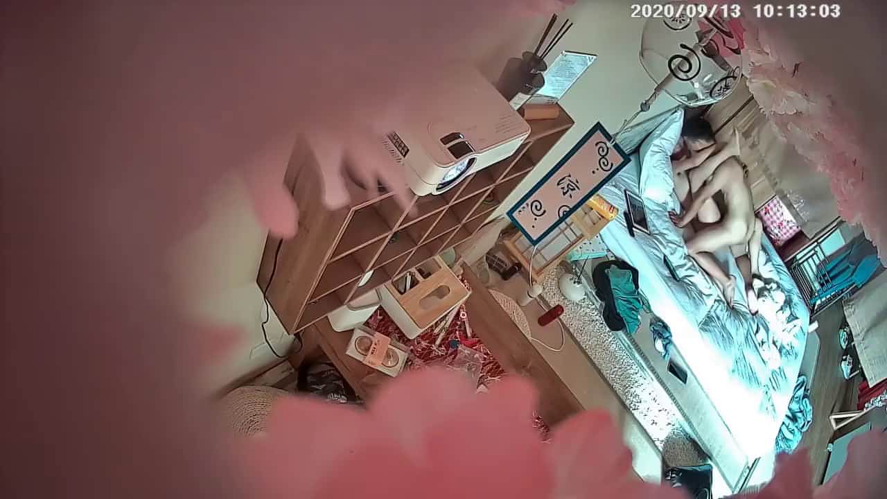 情趣酒店日式房拍攝到的高學歷模樣年輕小情侶開房愛愛 互舔互插愛撫爽的欲仙欲死 貌似還在揣摩各種姿勢 露臉高清