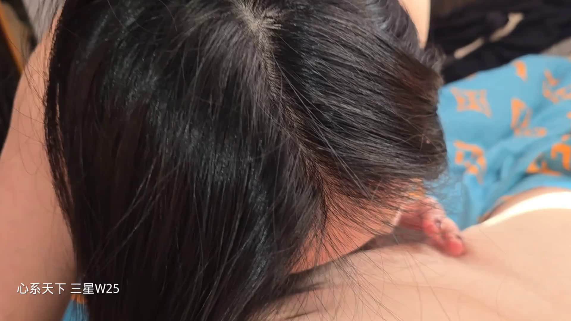 贵在真实，长春出轨人妻小妖精晶晶系列，手指玩阴蒂侧入，抓起鸡巴疯狂口交，后入无套内射