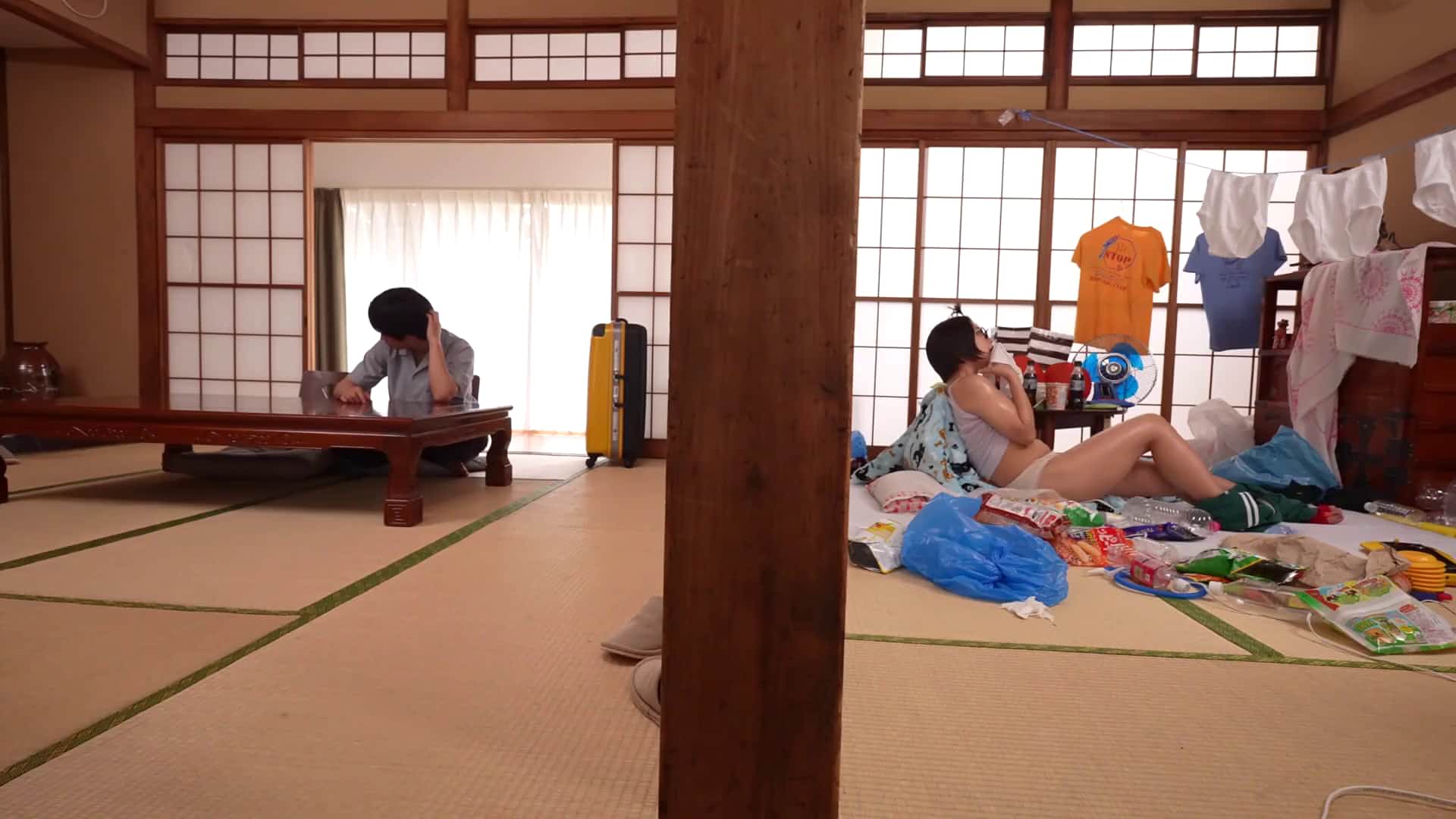  合算10発抜き！！親の再婚でできた義姉は喪女！だらしないのにエロすぎる無防備巨乳な姉に杭打ち中出しされた僕…天晴乃愛 - 1of5