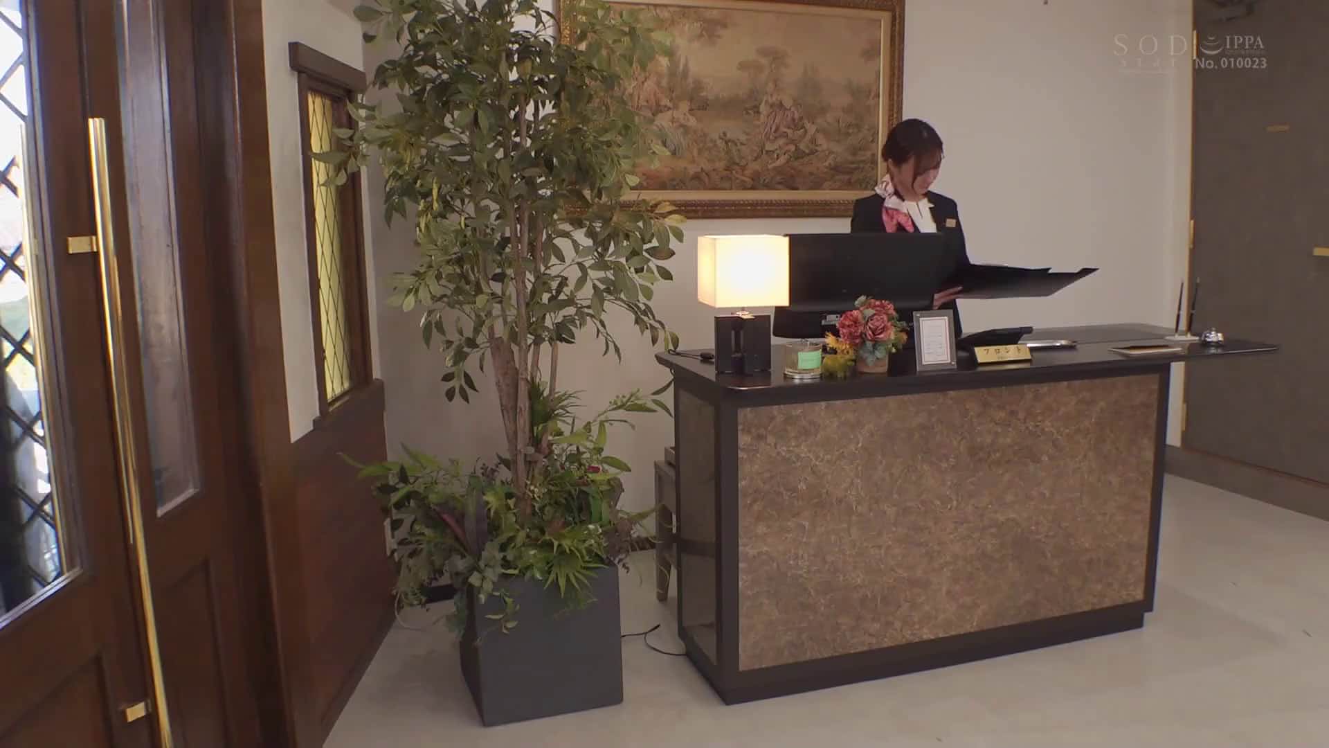  ハネムーン中の新婚夫婦から旦那をお触り誘惑 館内で寝取り口淫セックスをくり返す淫乱美人なホテルスタッフ 渚恋生 - 3of5