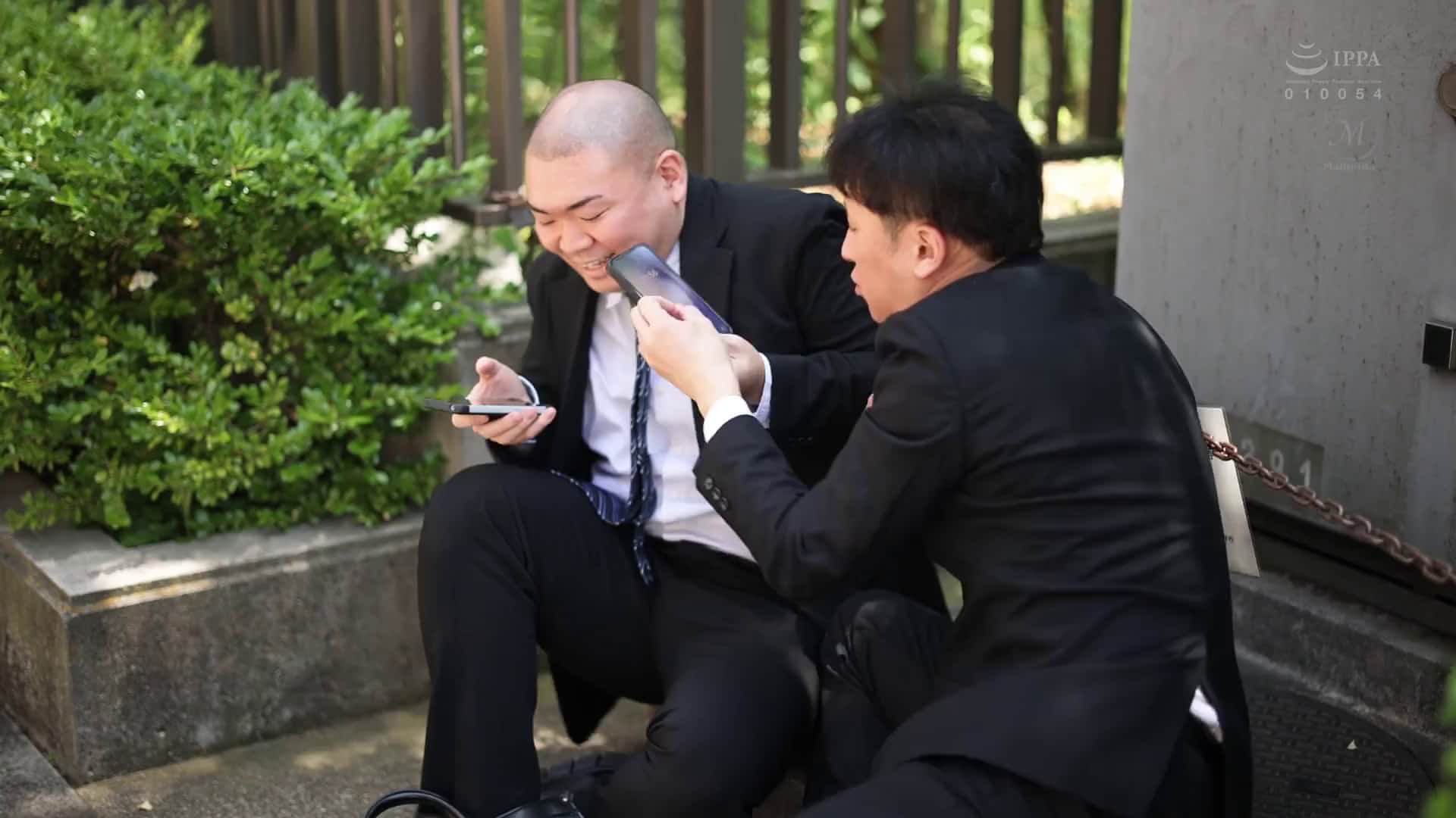  夫にも見せた事が無い究極恥部《肛門》を徹底的に鑑賞する―。 恥辱のケツ穴剥き出し孕ませ性交 栗山莉緒 - 1of5