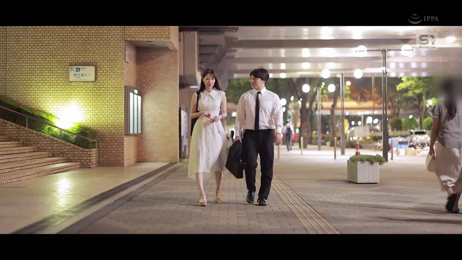  巨乳后辈邀请我去她家 看到她无意间露出了奶子 我逐渐兴奋到丧失理智 村上悠华【破解】 - 1of5
