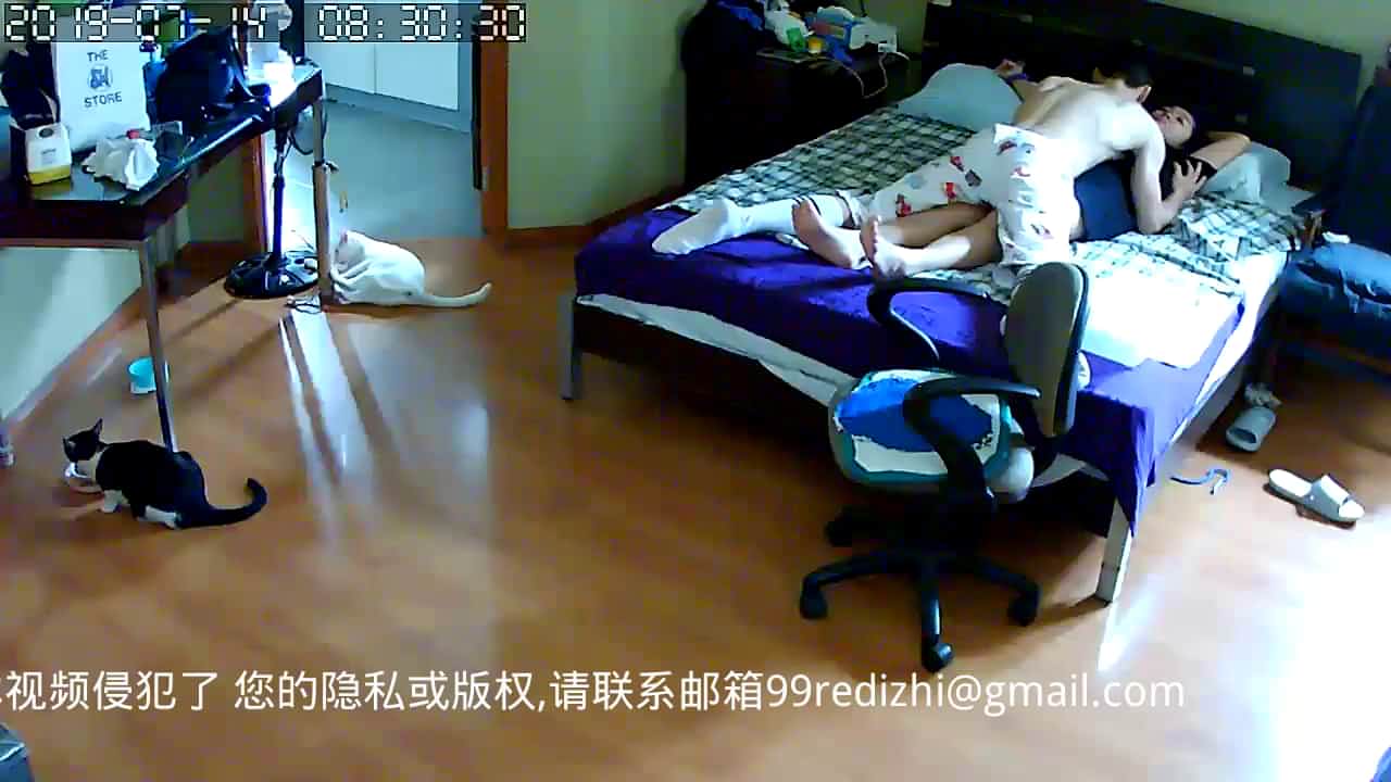黑客破解居家網絡攝像頭拍攝到的帥氣小夥晨運完回家和正在床上睡覺的漂亮媳婦來一炮 720p高清