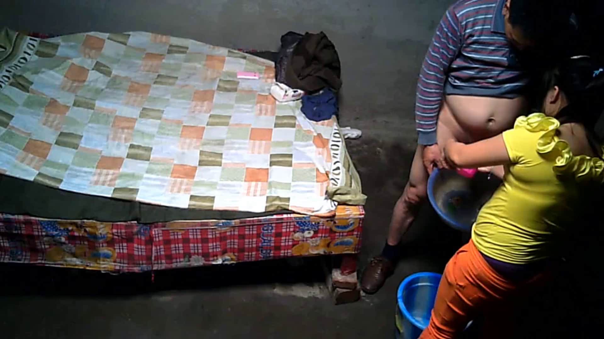 精品推薦 猥瑣大叔棚戶區出租屋找了個豐滿d奶胖妞少婦泄瀉火 手擼吹硬雞巴無套內射 服務蠻不錯的