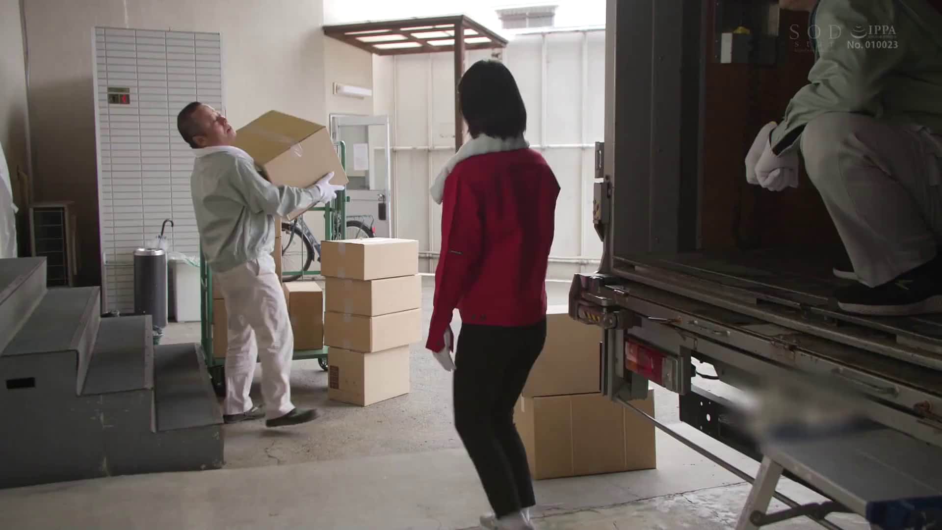  配送中ntr 既婚ベテランドライバーの配送に付いて回るうち車中でおそわれてしまった新婚人妻 宮島めい - 1of5