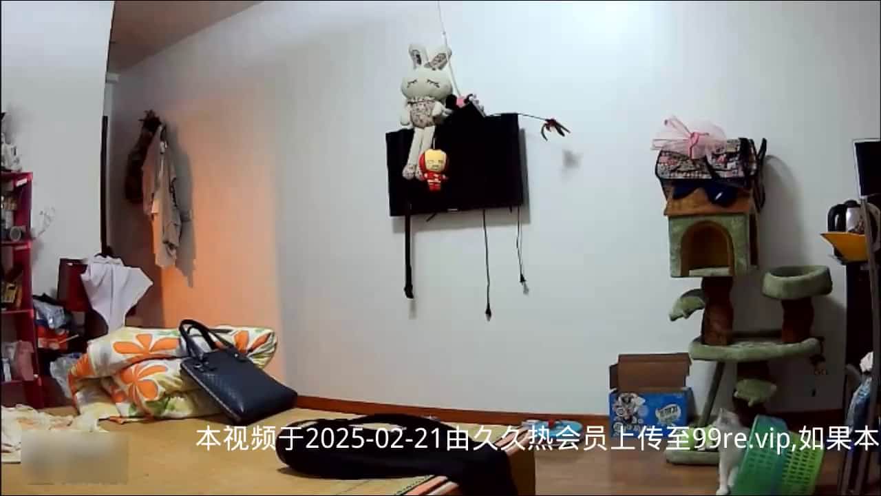 居家攝像頭破解拍攝到的年輕小夫妻客廳瘋狂啪啪 大彎屌抱起來邊走邊操 幹得嗷嗷直叫 場面刺激～720p高清