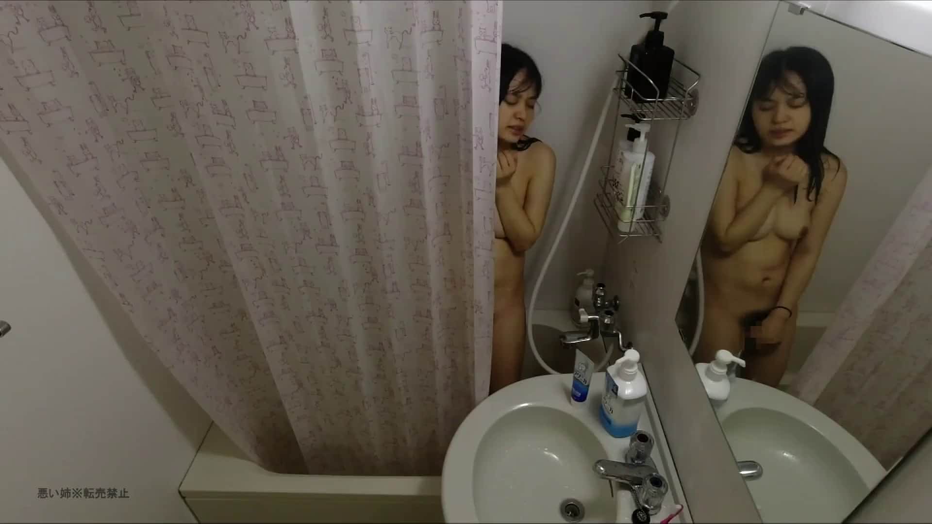 精品推薦 浴室偷裝針孔攝像頭偷拍同居閨蜜女友洗澡 在裏面偷偷自慰壹臉淫騷樣 1080p高清原版
