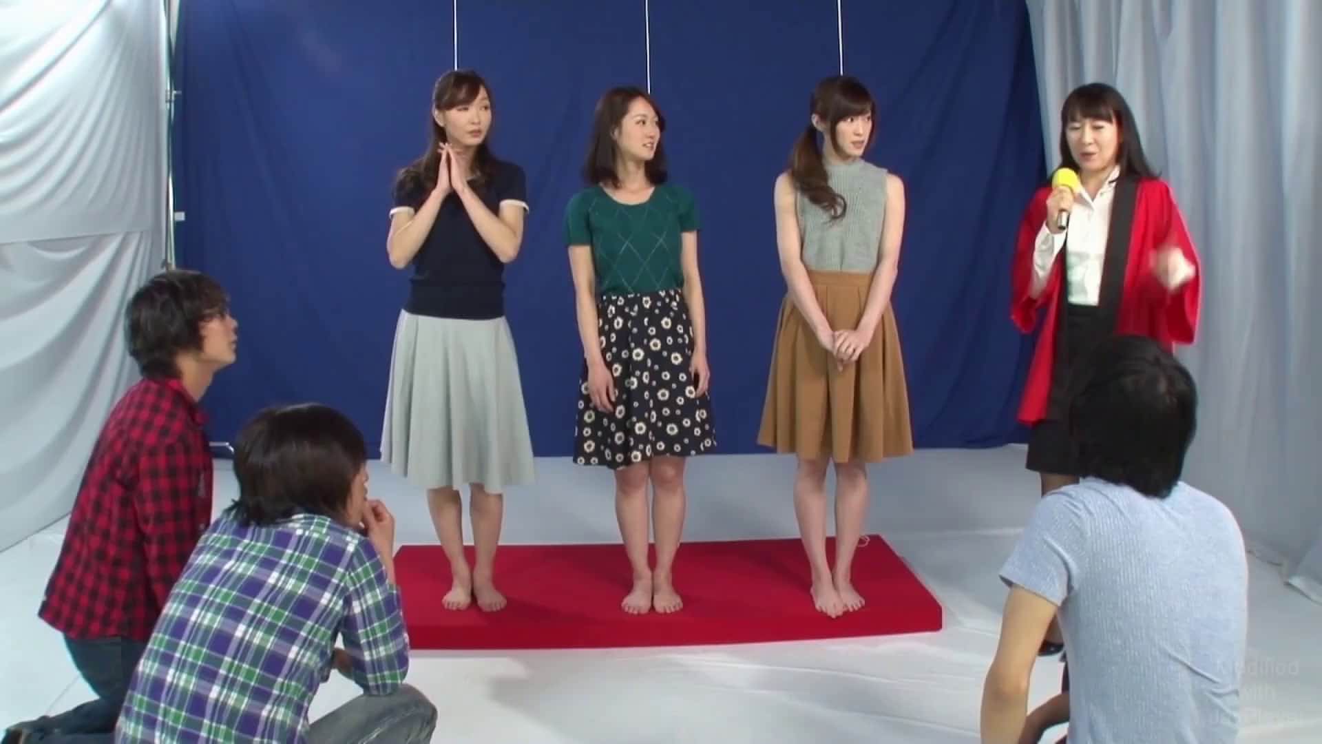  スカート巾着で母親の裸当ててみて！ゲーム【破解】 - 1of5
