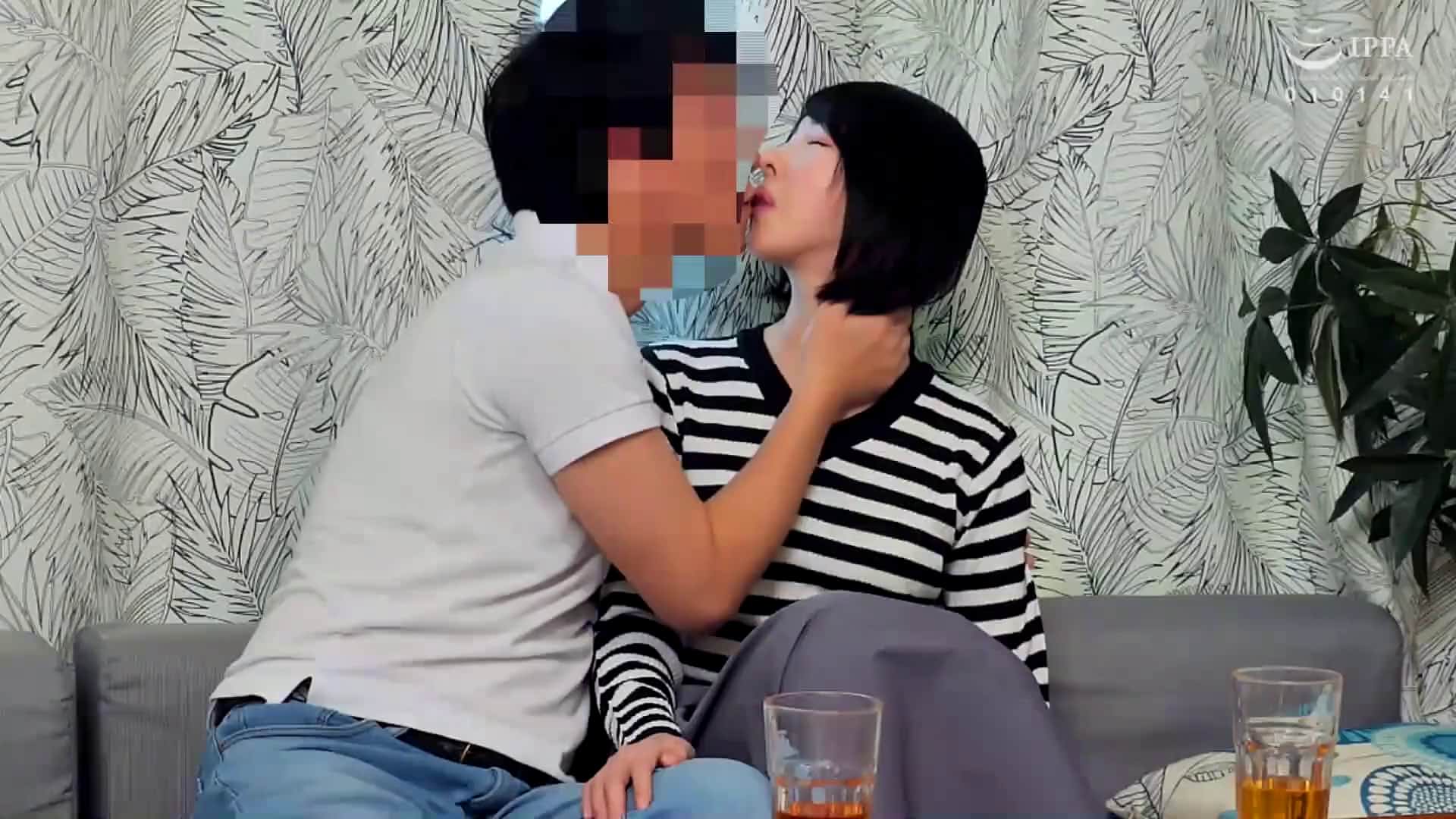  イケメンが人妻を部屋に連れ込んでsexに持ち込む様子を盗み撮りしたdvd。012～強引にそのまま中出ししちゃいました～ - 1of5