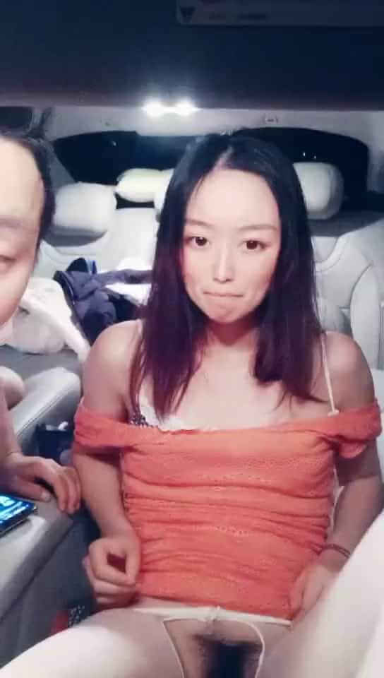 高顏值寂寞離異少婦夜晚駕車戶外路邊直播勾搭猥瑣男玩車震啪啪大秀 穿著開襠肉絲口交騎乘幹得直叫求饒 場面淫蕩刺激 對白誘惑