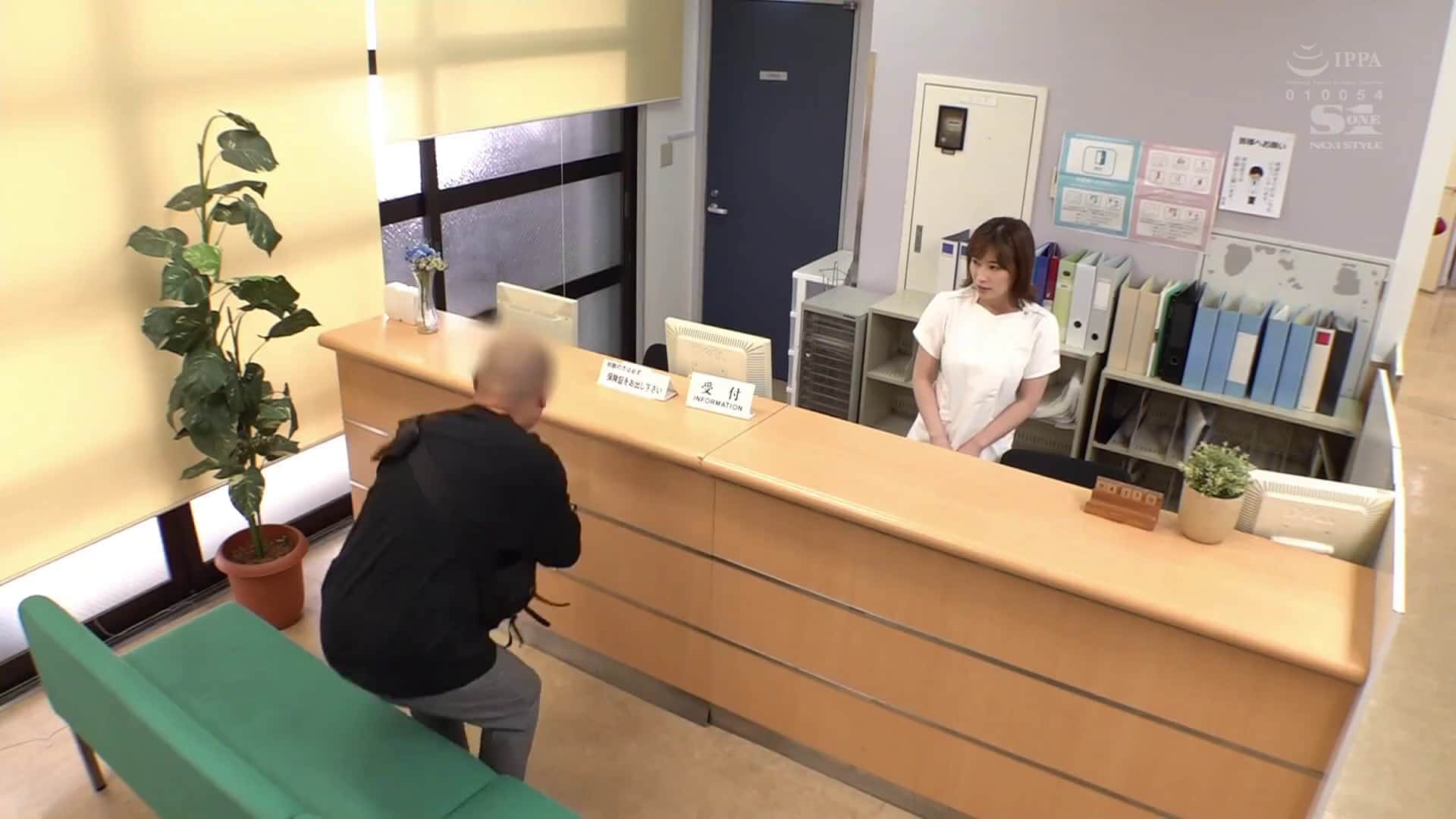  用大奶子勾引躺着的患者的歪斜性癖的人妻牙科卫生士 奥田咲【破解】 - 1of5