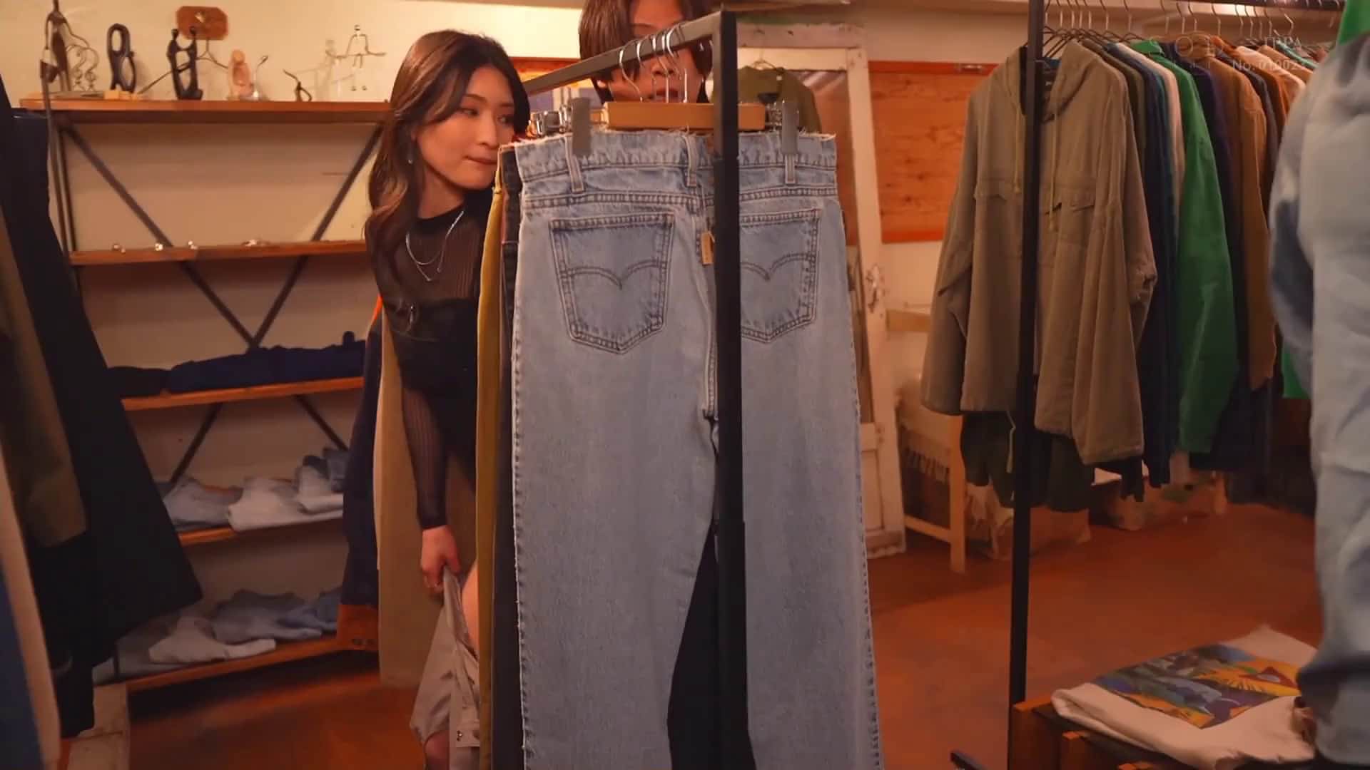  在店内让客人全裸制射精的时尚性感服装店诱惑店员 本莊鈴【破解】 - 2of5